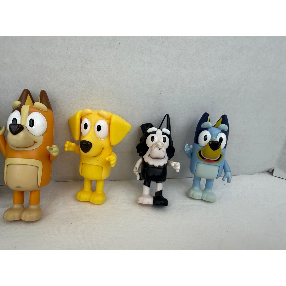 Bluey Heeler Family 4WD Vehicle and 10 Figure Play Set Orange Car Mackenzie Coco - Picture 4 of 7